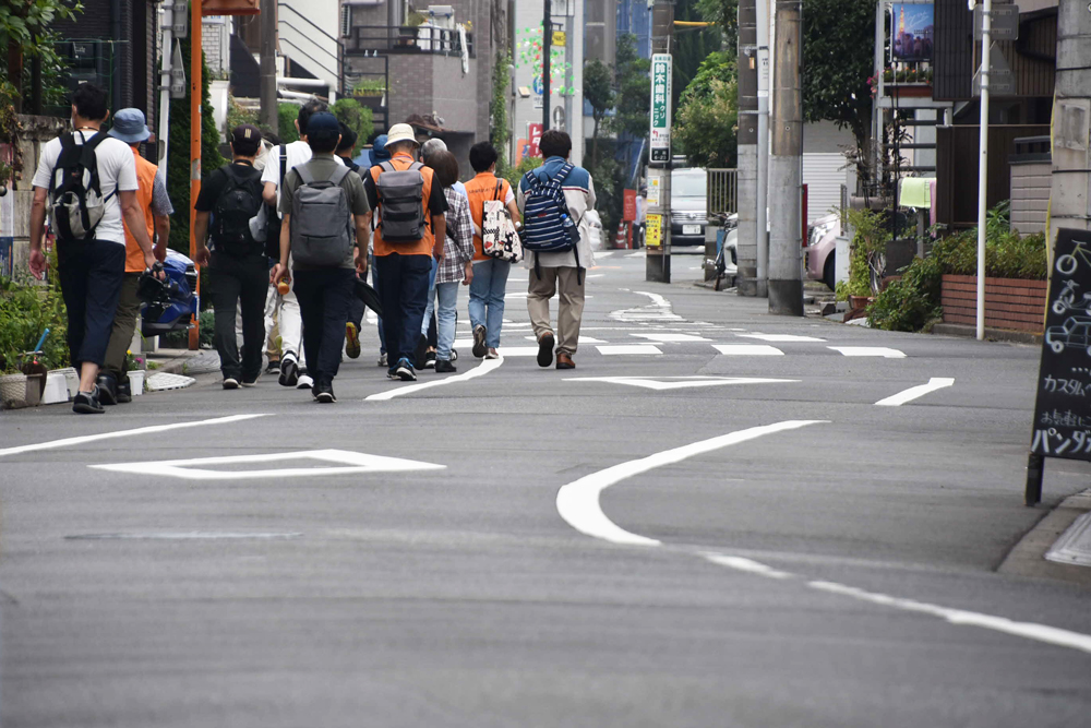 道路を歩いている様子